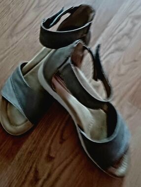Earth Spirit Gray Open-Toe Slingback Sandals